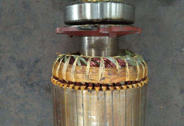 西安電機(jī)廠技術(shù)員關(guān)于高壓電機(jī)端部捆扎的重要性分析。